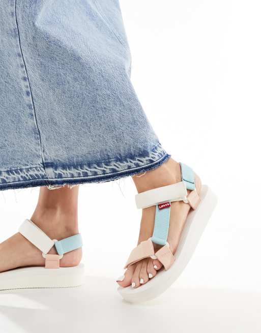 Levi's – Cadys – Płaskie sandały z białymi, różowymi i niebieskim paskami i logo