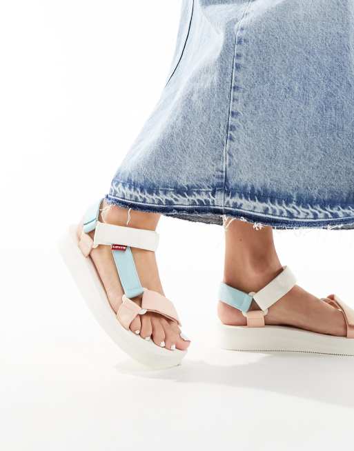 Levi's – Cadys – Płaskie sandały z białymi, różowymi i niebieskim paskami i logo, 3 z 4