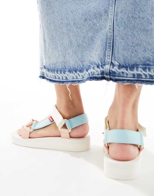 Levi's – Cadys – Płaskie sandały z białymi, różowymi i niebieskim paskami i logo, 4 z 4