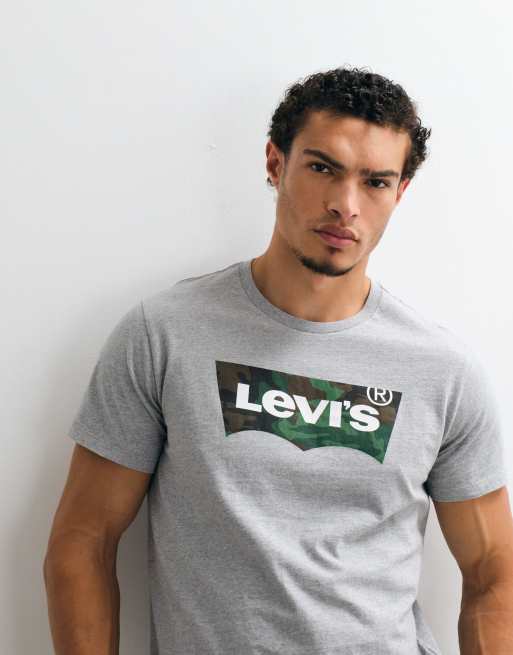 Levi's - camiseta con logo gráfico camuflaje en gris claro, 4 de 7
