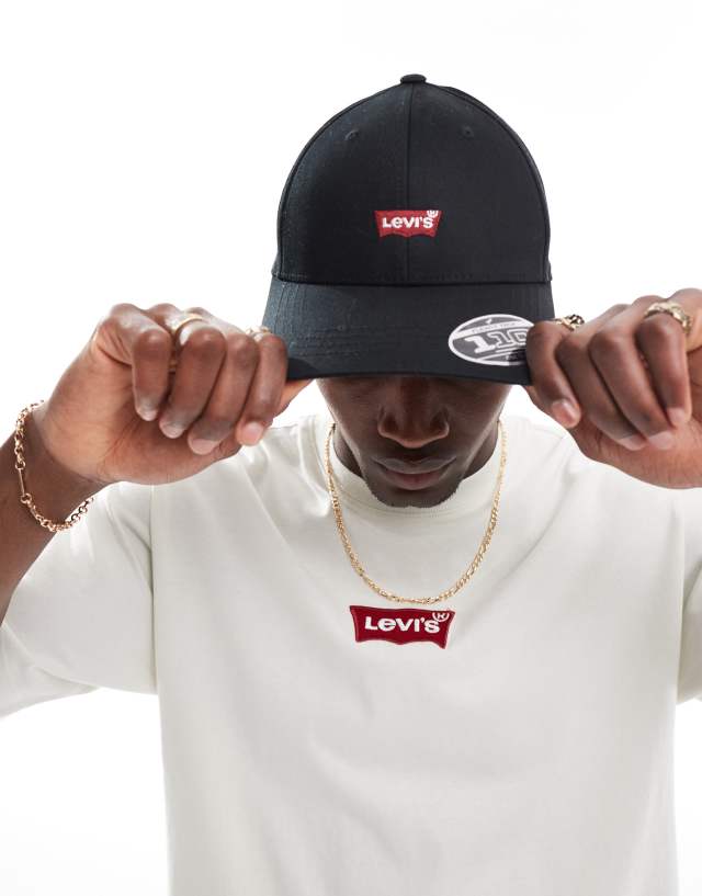 Levi's - cap with small batwing logo in black