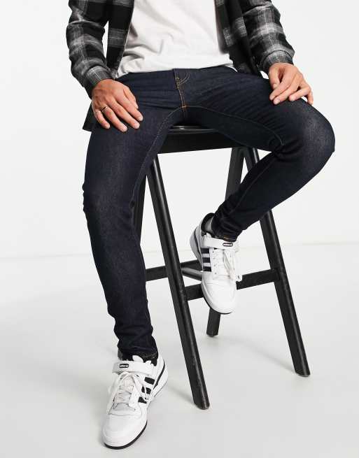 Levi's – Ciemnoniebieskie zwężane jeansy o obcisłym kroju 