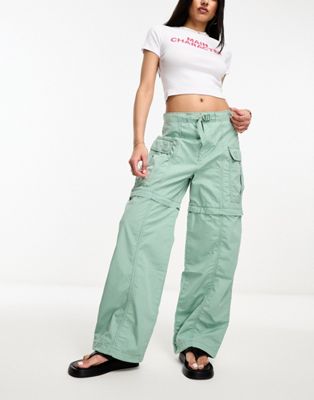 Levi's Convertible cargo trouser in green with pockets