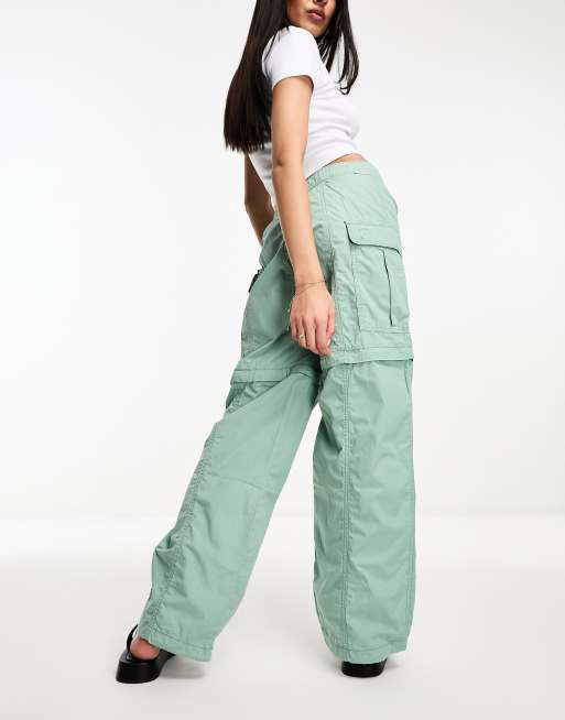 Levi's Convertible cargo trouser in green with pockets