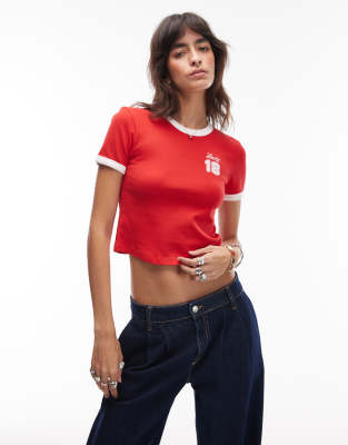 Levi's - Cropped Ringer-T-Shirt in Rot mit kleiner Grafik