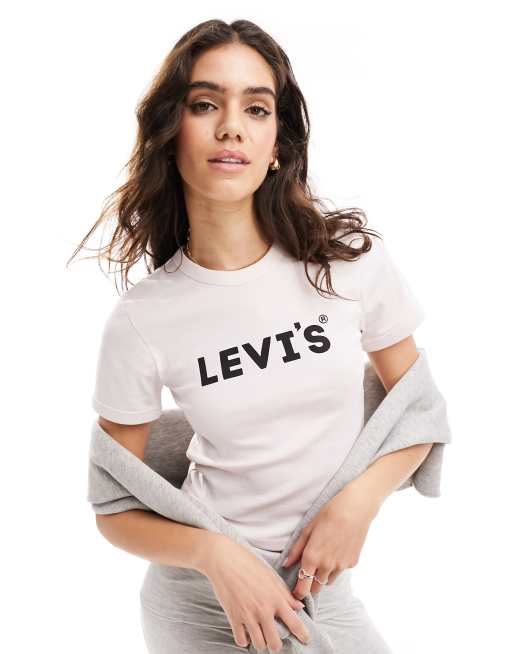 Levi's - Cropped T-shirt met logo op de borst in roze, exclusief bij ASOS