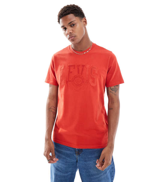 Levi's – Czerwony, luźny T-shirt ze stonowaną aplikacją z logo w stylu varsity - view 1