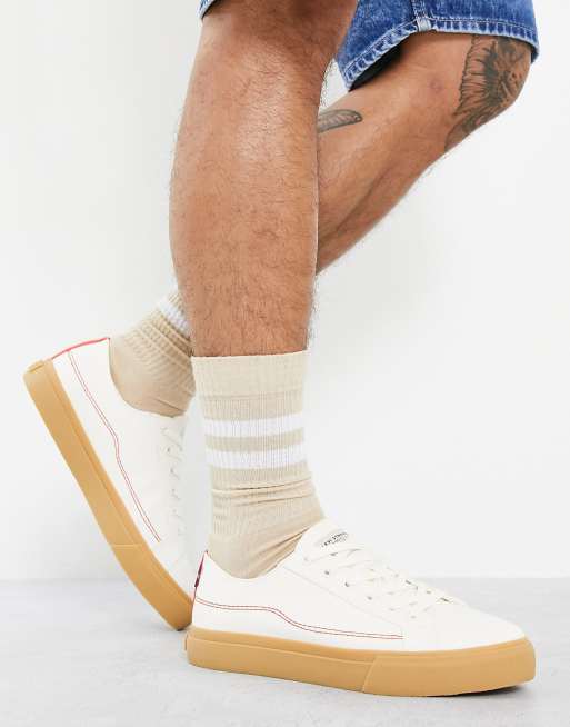 Levi's – Deacon – Kremowe buty sportowe z czerwoną naszywką z logo i gumową podeszwą