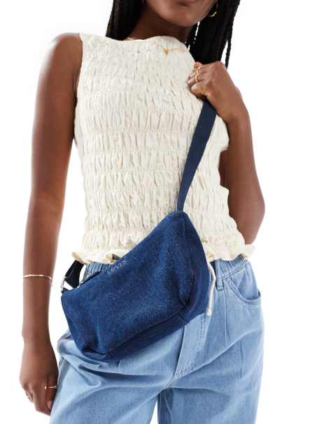 Levi's - Denim crossbody tas met logo in donkerblauw - view 1