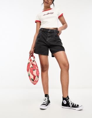 Levi's - Denim-Shorts in verwaschenem Schwarz mit Gürtel