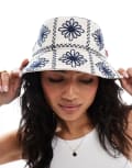 [Levi's] Levi's Devon embroidered bucket hat in cream-White One Size Regular white