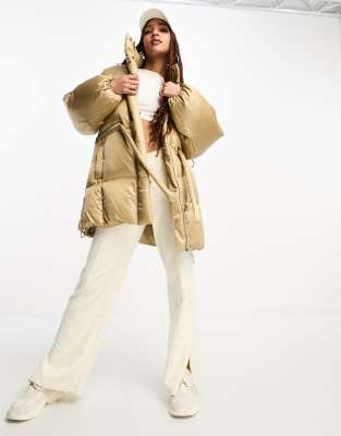 Levi's - Down Bubble - Mittellange Steppjacke in Creme mit Kapuze und Logo-Weiß