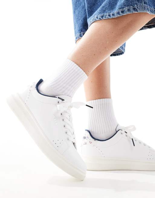 Levi's – Ellis – Vita sneakers i läder med blommig flik 