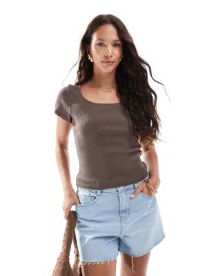 Levi's Essentail Square Neck T-shirt In Brown