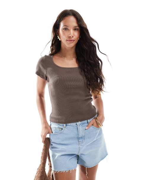 Levi's - Essentail - T-shirt marrone con scollo squadrato - view 1