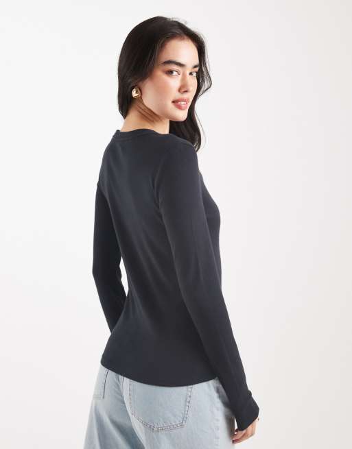 Levi's essential logo long sleeve t-shirt in black, 2 of 4