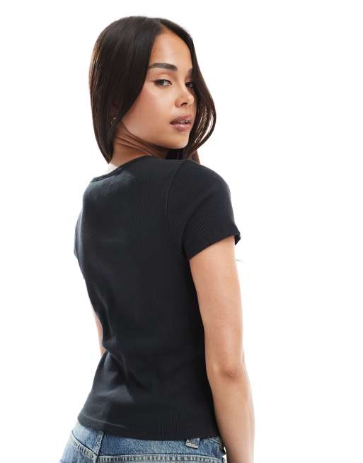 Levi's essential square neck t-shirt in black, 3 of 4