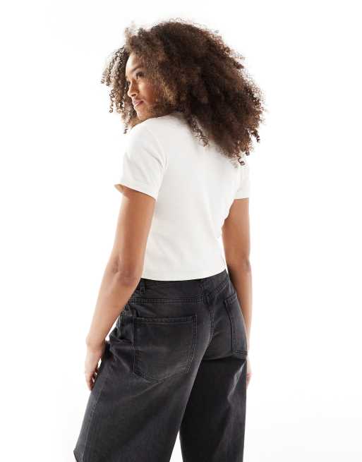 Levi's exclusive to ASOS cropped t-shirt with chest logo in cream, 3 of 4