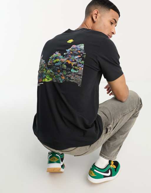 Levi's exclusive to ASOS t-shirt in black with logo and fish backprint ...