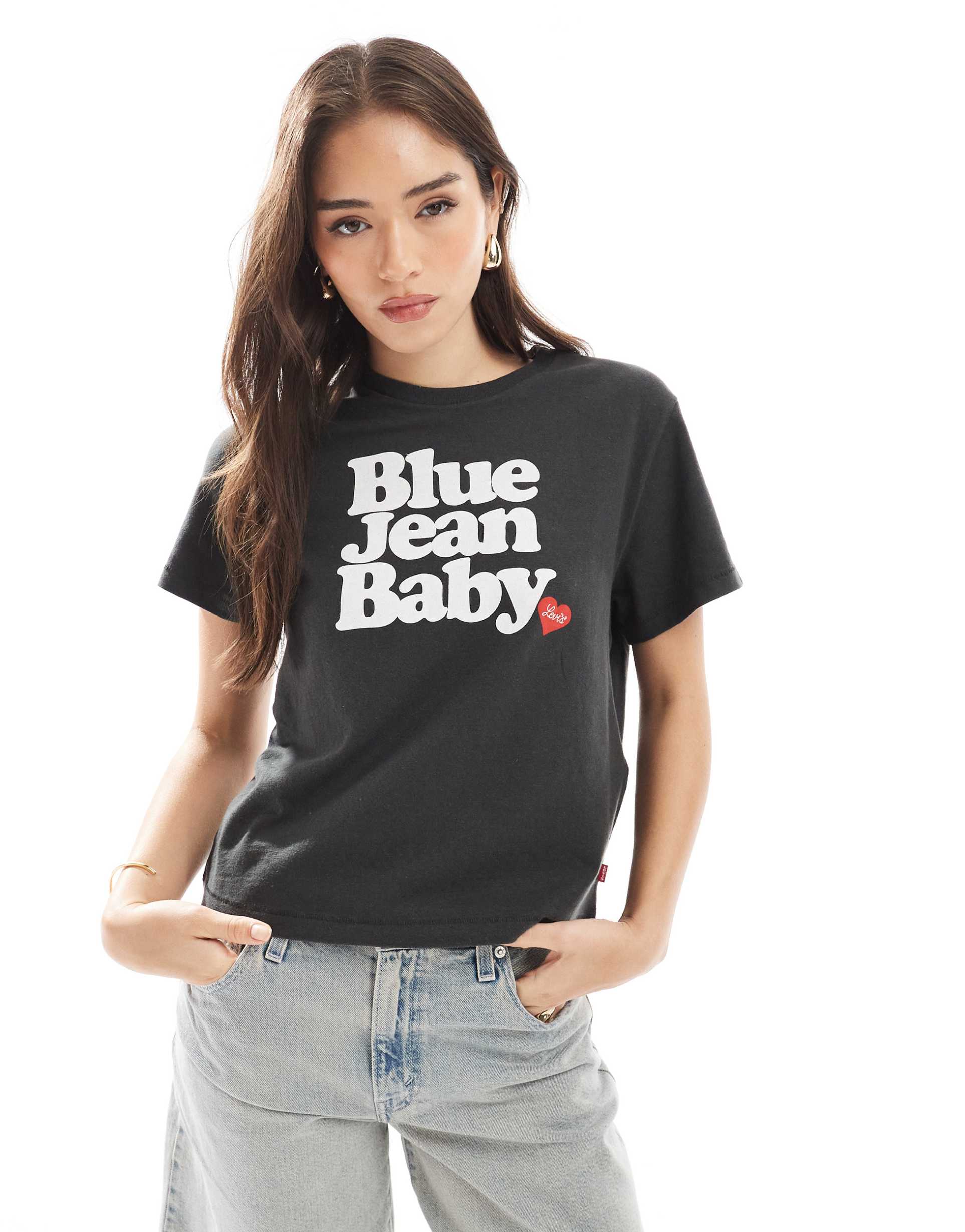 levi's front print t-shirt in black