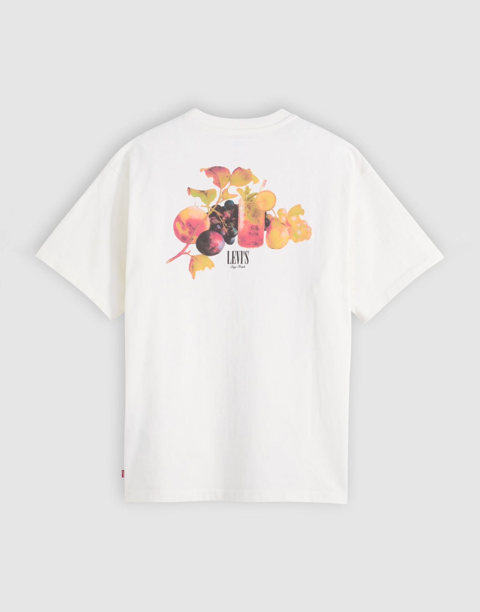Винтажная футболка оверсайз белоснежного цвета с логотипом Levi's fruit cocktail на спине