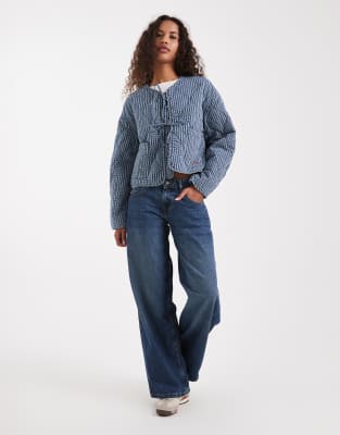 Levi's - Gestreifte Jeansjacke in Blau mit Steppmuster und Schleifendetail vorn