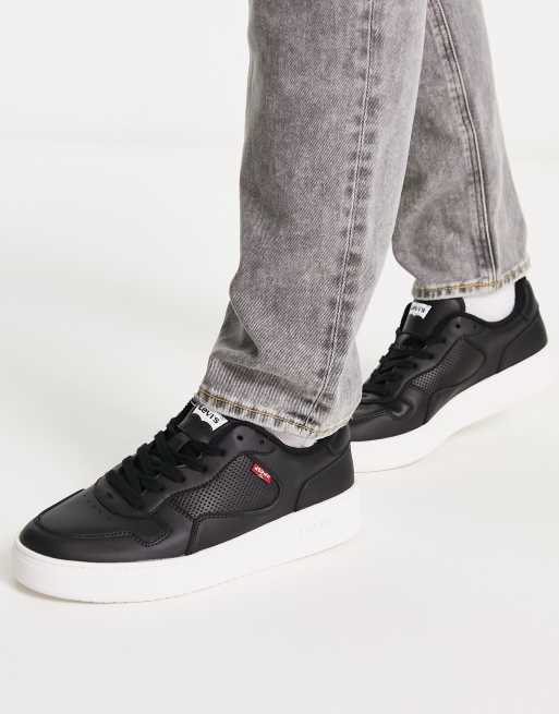 Levi's – Glide – Svarta sneakers med grov sula och röd fliklogga i läder