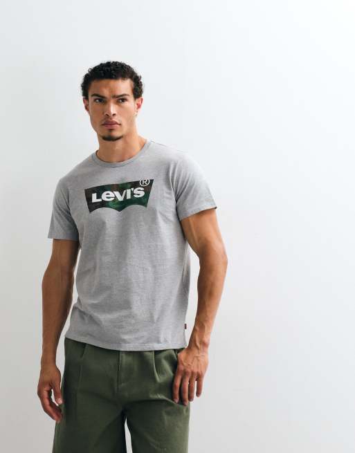 Levi's graphic camo logo T-shirt in lichtgrijs, 2 van 7