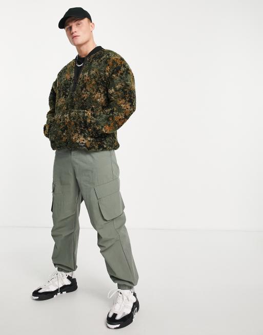 Levi's – Grön kamouflagemönstrad sweatshirt i teddyfleece med kort dragkedja vid halsen