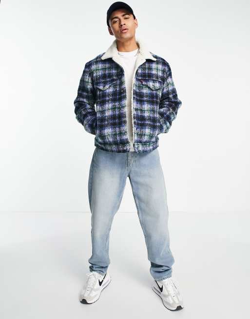 Levi's – Grün karierte Truckerjacke aus Sherpa-Fleece
