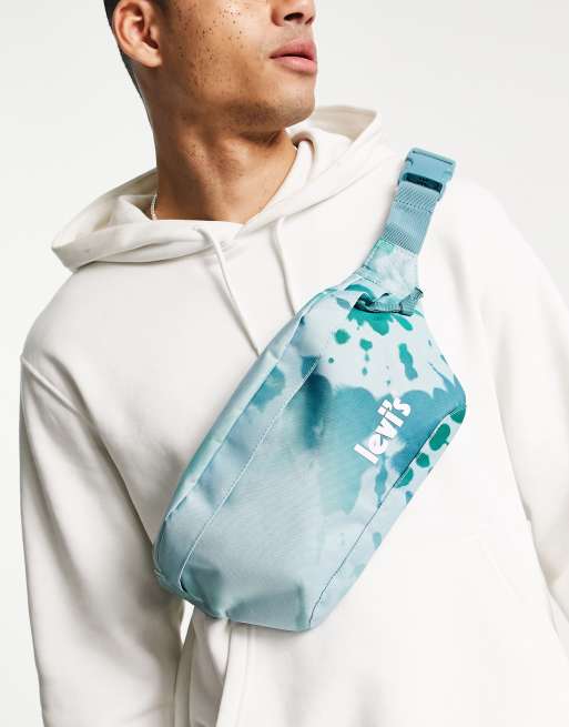 Levi's – Gürteltasche mit Logo in blauer Batikoptik