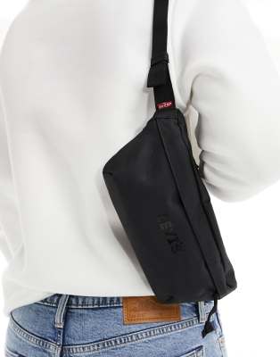 Levi's – Gürteltasche zum Umhängen in Schwarz mit Logo - view 1