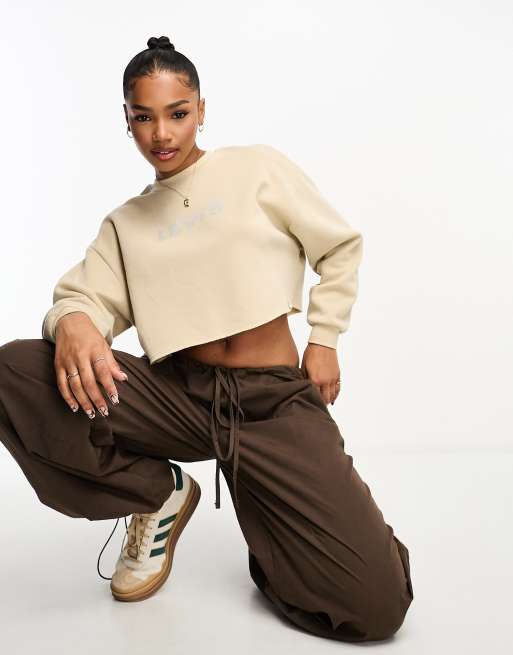 Levi's – Hallie – Ljusbrun, kort sweatshirt med logga framtill