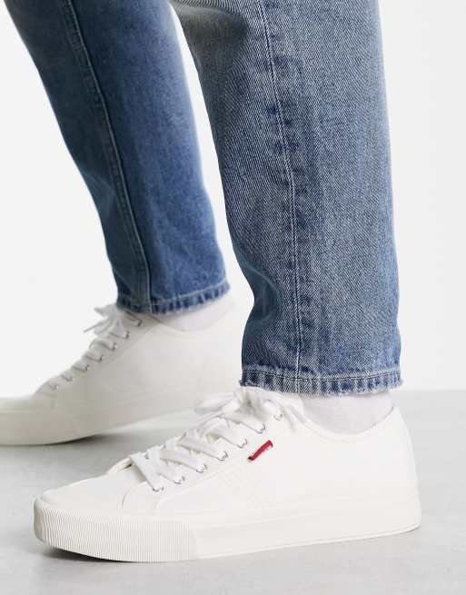 Levi's - Hernandez - Hvide sneakers i lærredsstof med rødt logomærke