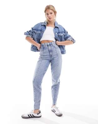 Levi's Levi's High waisted mom jean in light blue wash