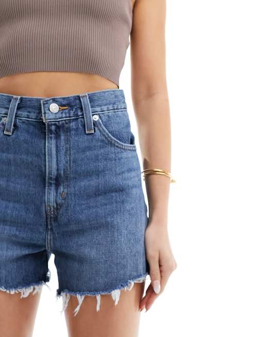 Levi's hoch taillierte Denim-Mom-Shorts mit ausgefransten Kanten in Blau, 5 von 5