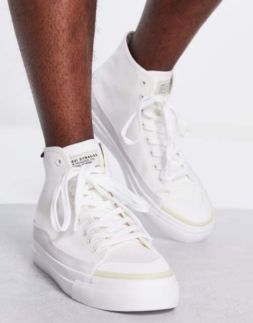 Levi's – Hohe Sneaker in Weiß mit eckigem Etikett in Rot