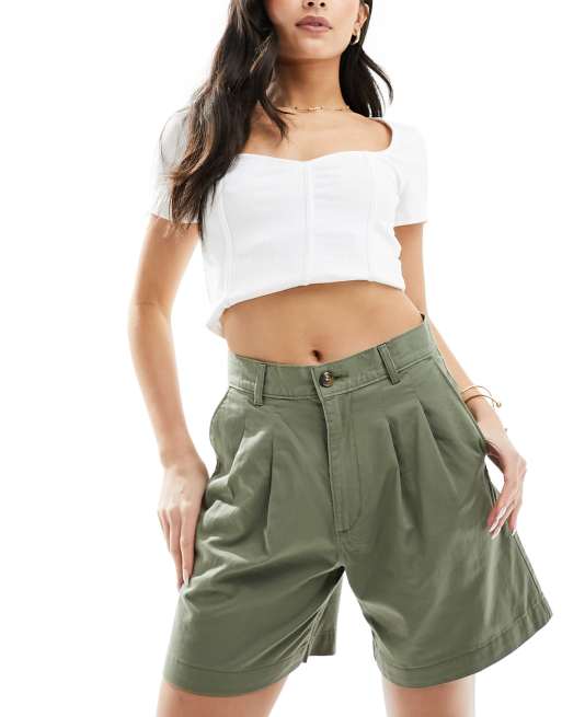 Levi's – Hosen-Shorts in Grün mit Bundfalten