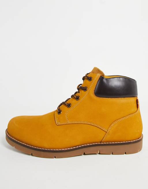 Levi's – Jaxed – Ljusbruna boots i mocka med röd flik med logga på sidan