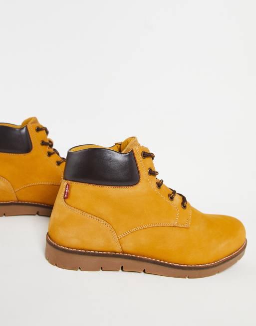 Levi's – Jaxed – Ljusbruna boots i mocka med röd flik med logga på sidan, 4 av 4