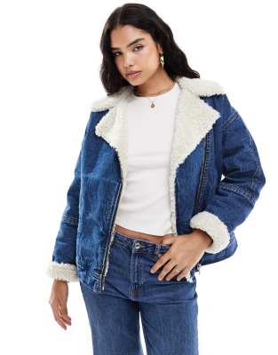 Levi's - Jeans-Fliegerjacke in Mittelblau mit Sherpa-Futter