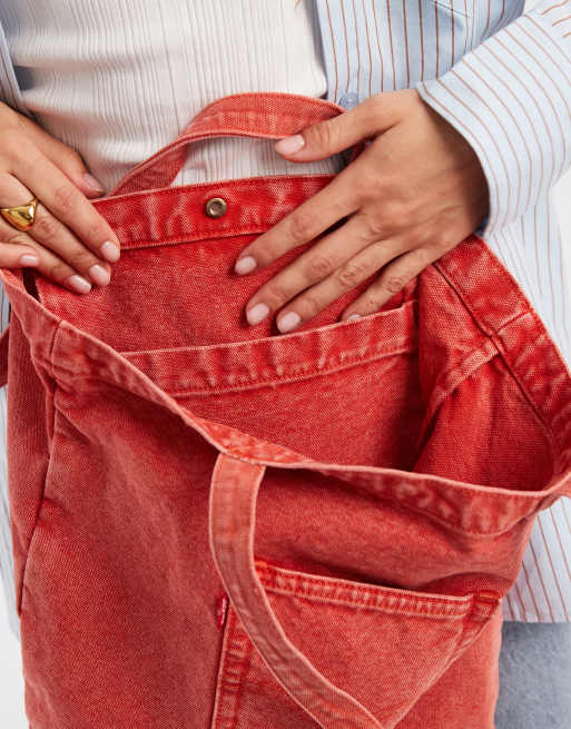 Levi's – Jeans-Tragetasche in Rot mit Gesäßtaschen-Detail, 4 von 4
