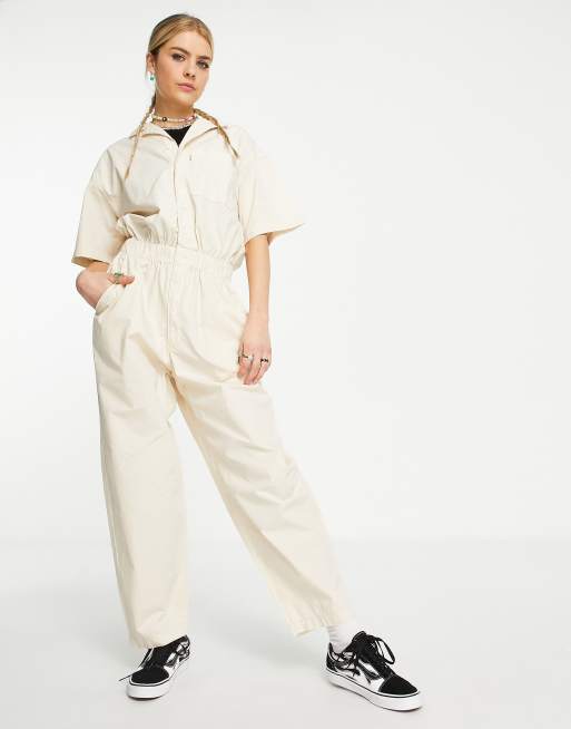 Levi's – Jumpsuit in Ecru mit Raffungen 