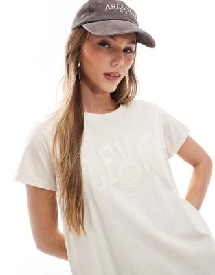 Levi's - Kastiges T-Shirt in Beige mit farblich abgestimmter Logo-Applikation im College-Stil-Neutral