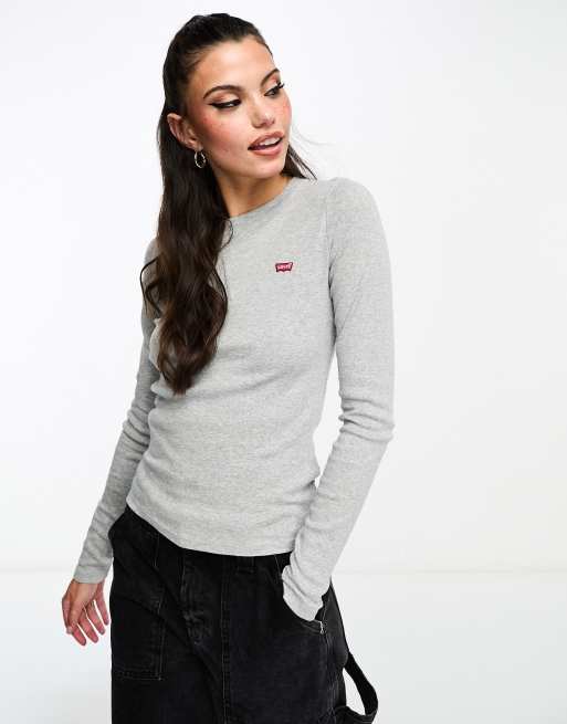 Levi's – Knapp geschnittenes Langärmliges T-Shirt in Hellgrau mit kleinem Logo