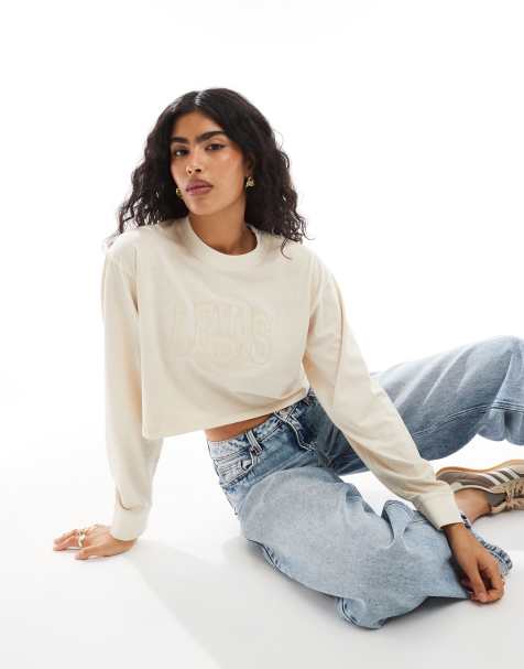 Levi's – Kurz geschnittenes Langärmliges T-Shirt in Beige mit farblich abgestimmtem College-Logo - view 1
