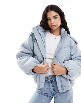 Levi's - Kurze Steppjacke aus Denim in Hellblau mit Western-Design und Kapuze