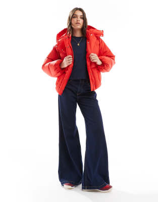 Levi's - Kurze Steppjacke in Rot mit Western-Design und Kapuze