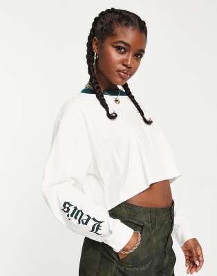 Levi's - Kurzes Langarm-Sweatshirt in Weiß mit Logo-Grafikprint