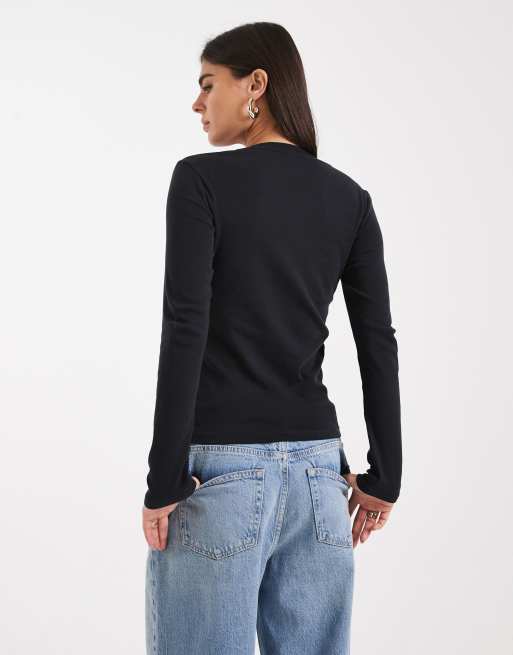 Levi's – Langärmliges Basic-T-Shirt in Schwarz mit Glitzerlogo, 3 von 4